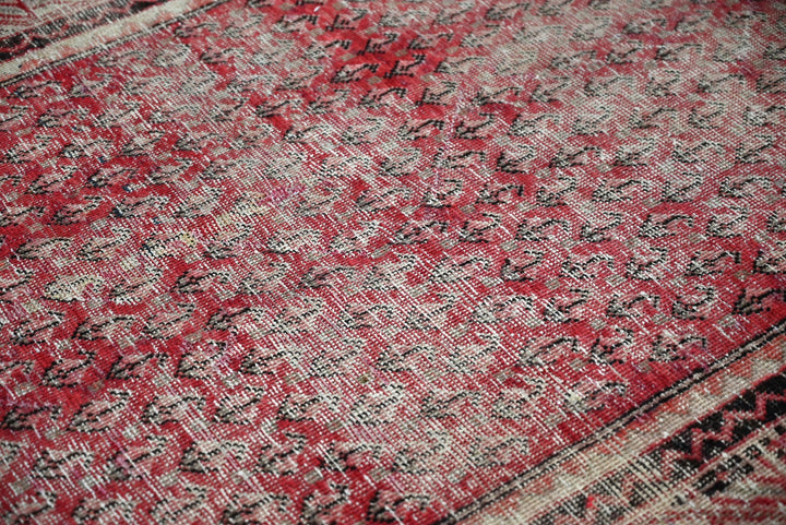 red Accent rug 4' 0" x 6' 4"