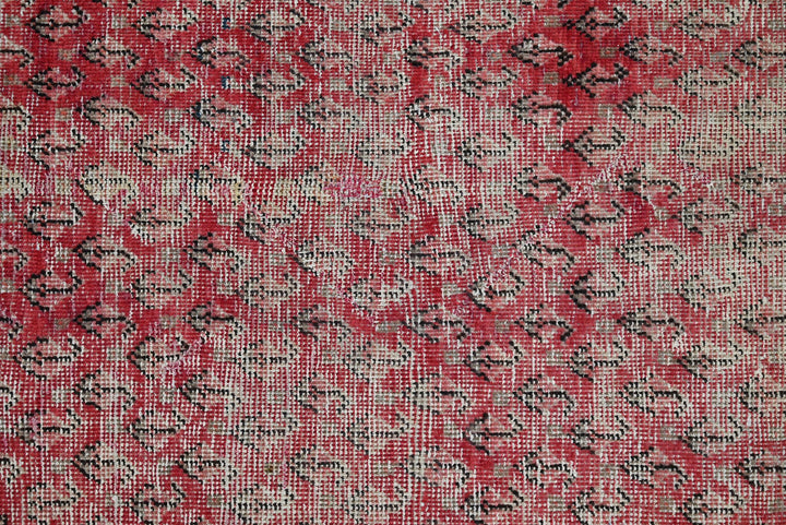 red Accent rug 4' 0" x 6' 4"