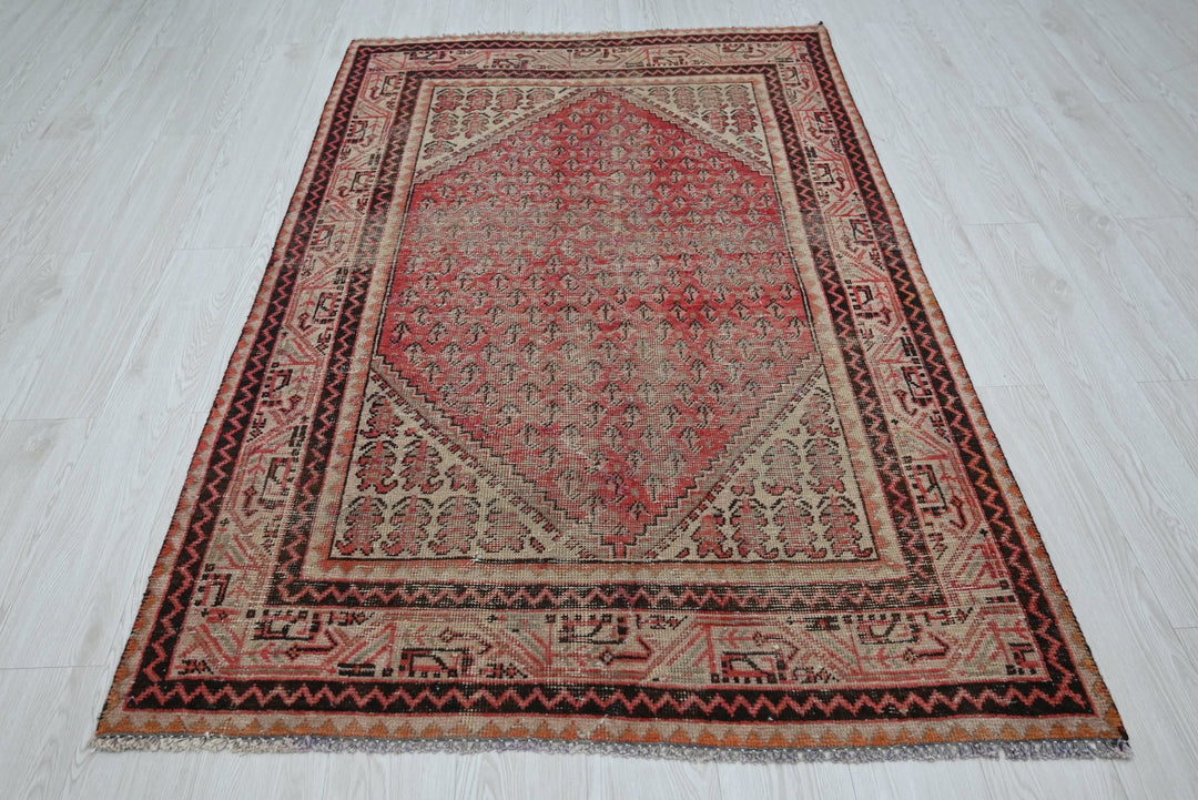 red Accent rug 4' 0" x 6' 4"