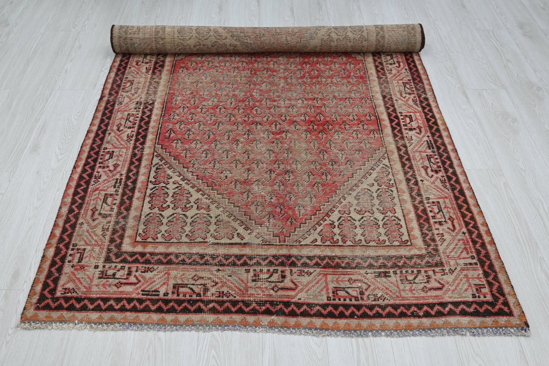 red Accent rug 4' 0" x 6' 4"