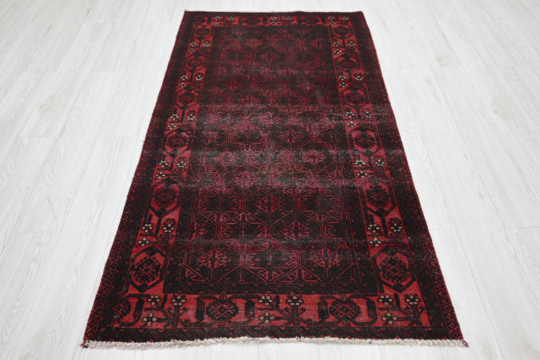 red Accent rug 3' 1" x 6' 0"