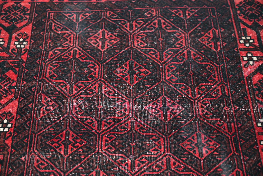 red Accent rug 3' 1" x 6' 0"