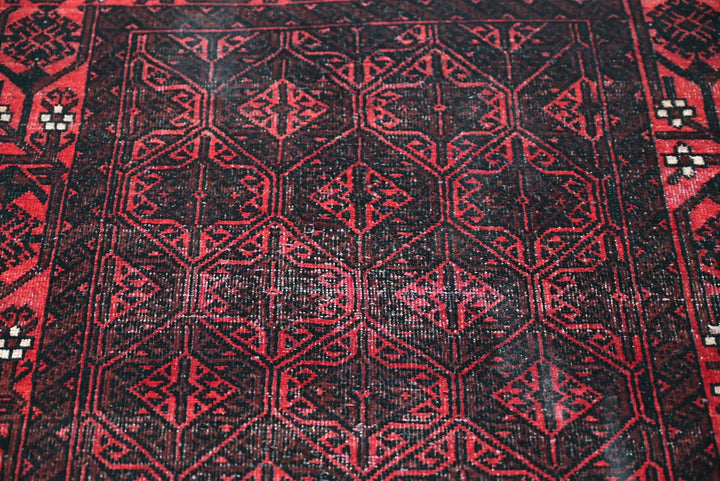 red Accent rug 3' 1" x 6' 0"