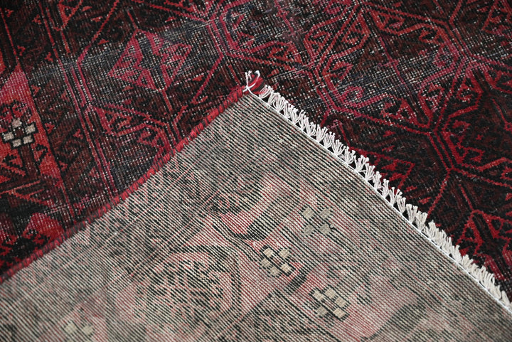 red Accent rug 3' 1" x 6' 0"