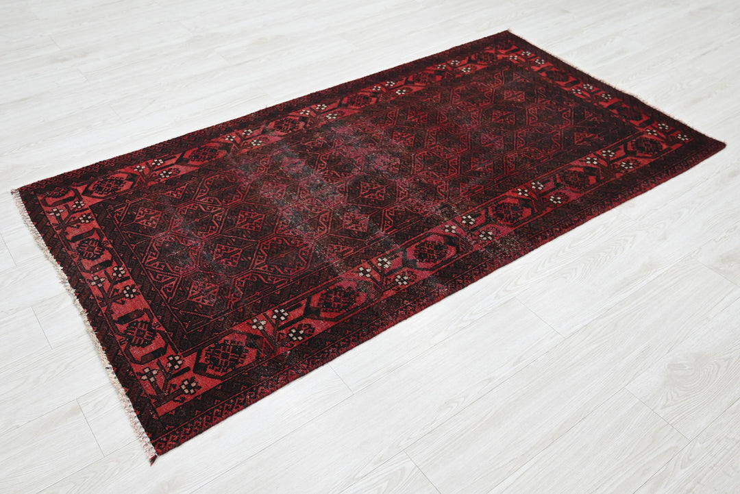 red Accent rug 3' 1" x 6' 0"