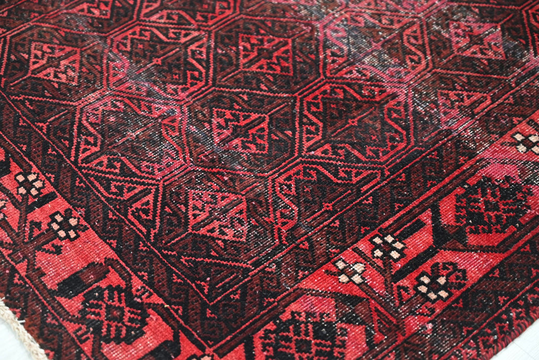 red Accent rug 3' 1" x 6' 0"