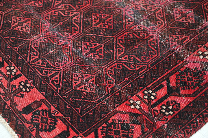 red Accent rug 3' 1" x 6' 0"