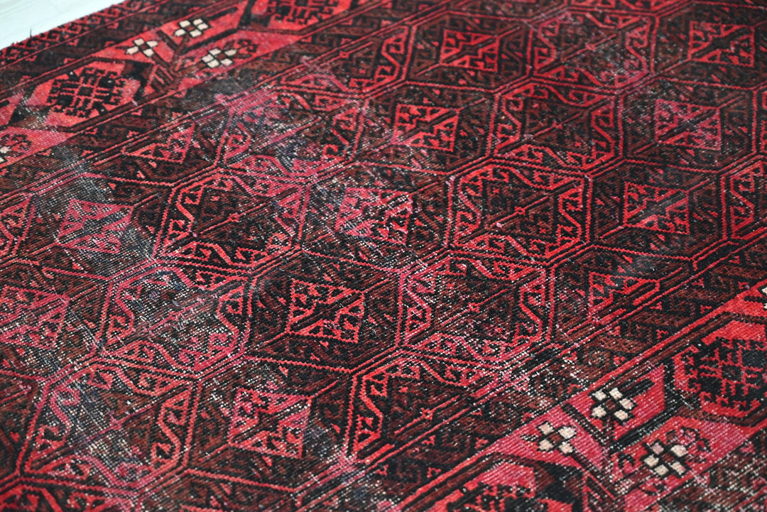 red Accent rug 3' 1" x 6' 0"