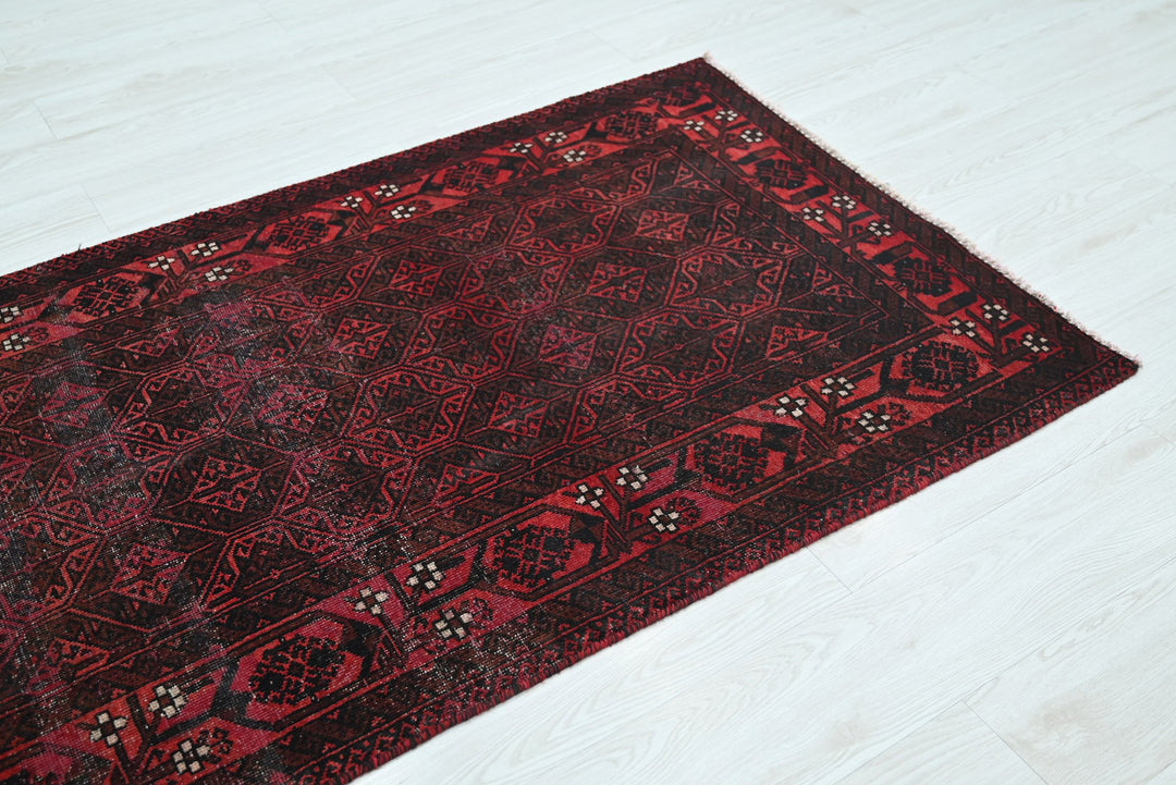 red Accent rug 3' 1" x 6' 0"