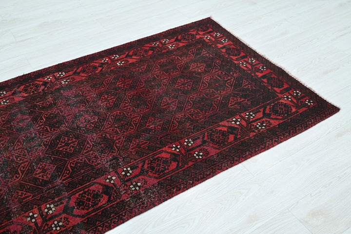 red Accent rug 3' 1" x 6' 0"