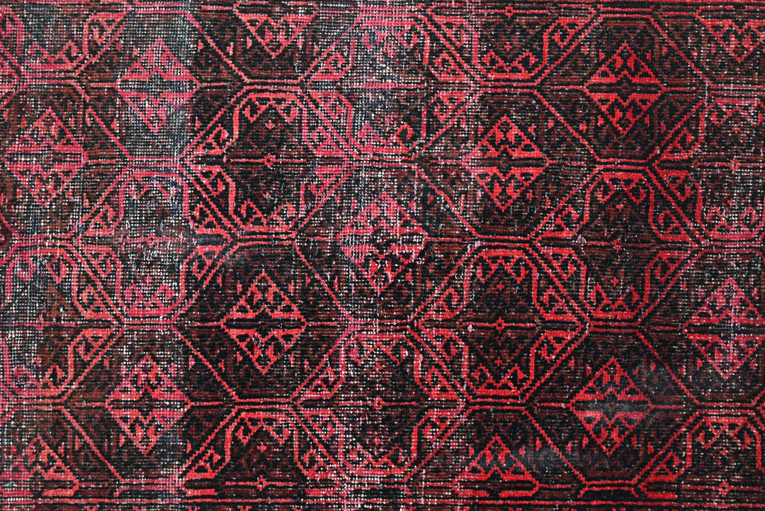 red Accent rug 3' 1" x 6' 0"