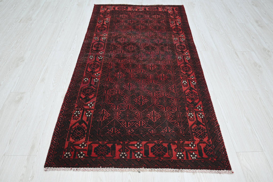 red Accent rug 3' 1" x 6' 0"