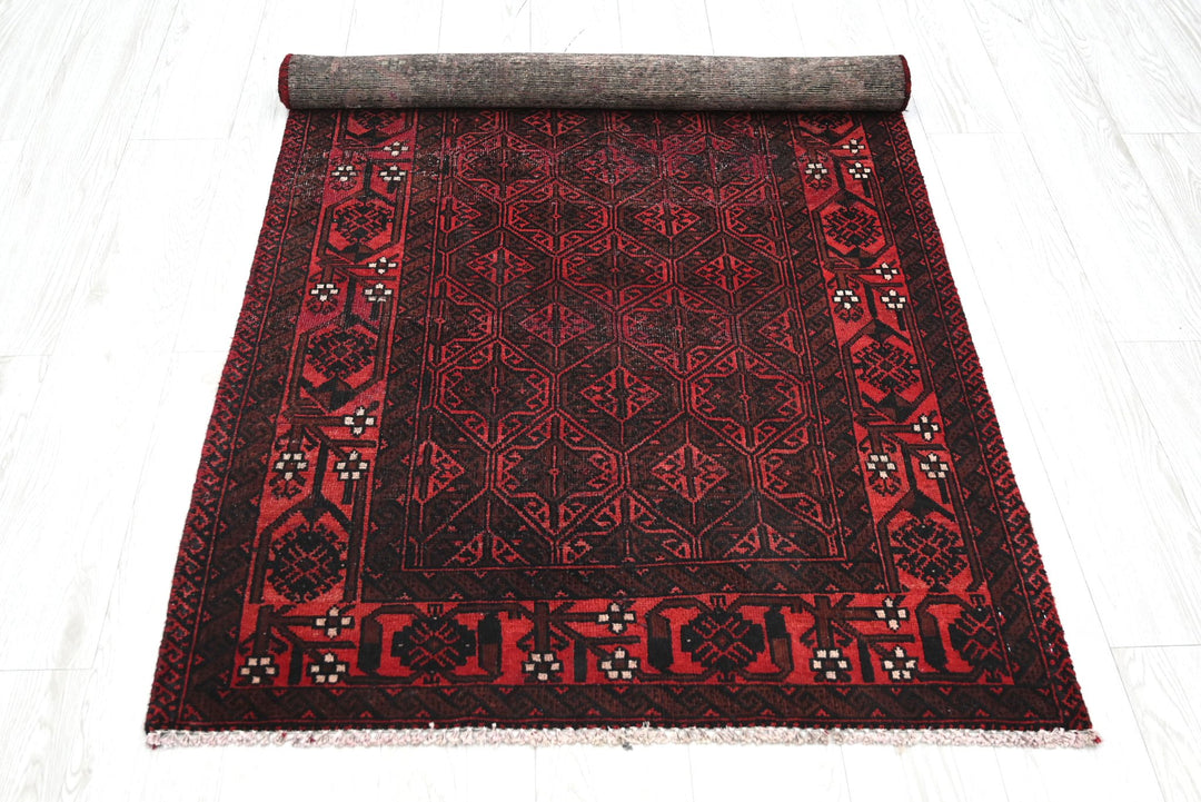 red Accent rug 3' 1" x 6' 0"