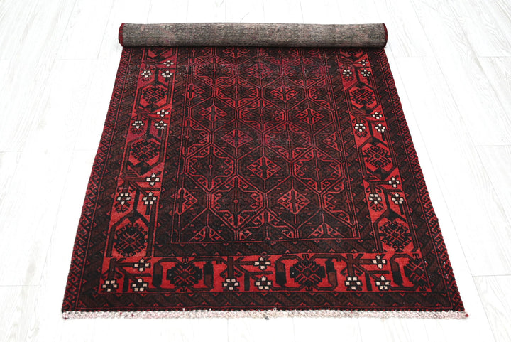 red Accent rug 3' 1" x 6' 0"