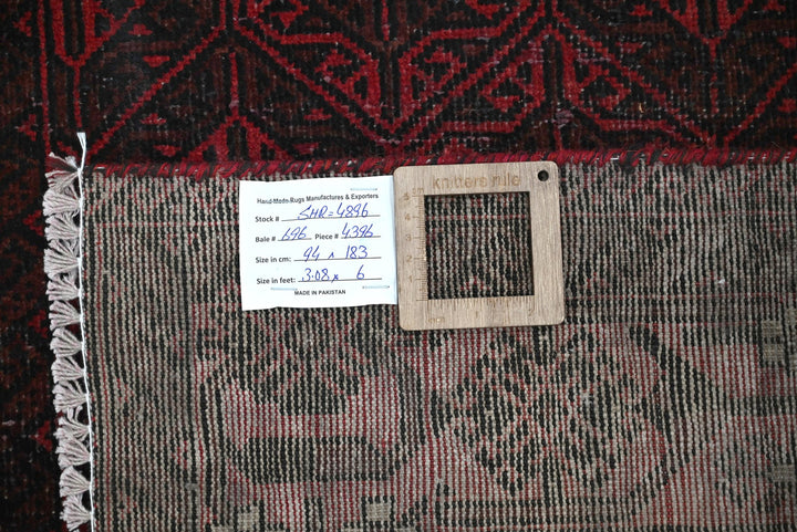 red Accent rug 3' 1" x 6' 0"