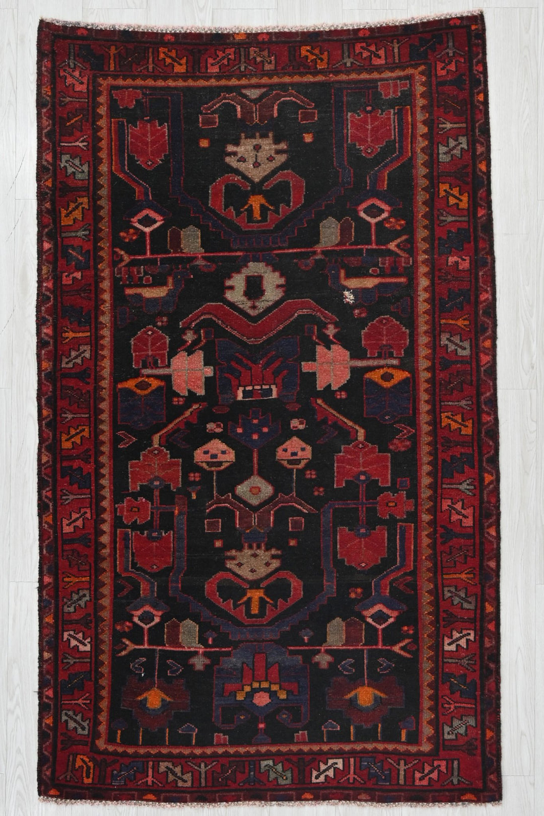 black Accent rug 3' 6" x 6' 0"