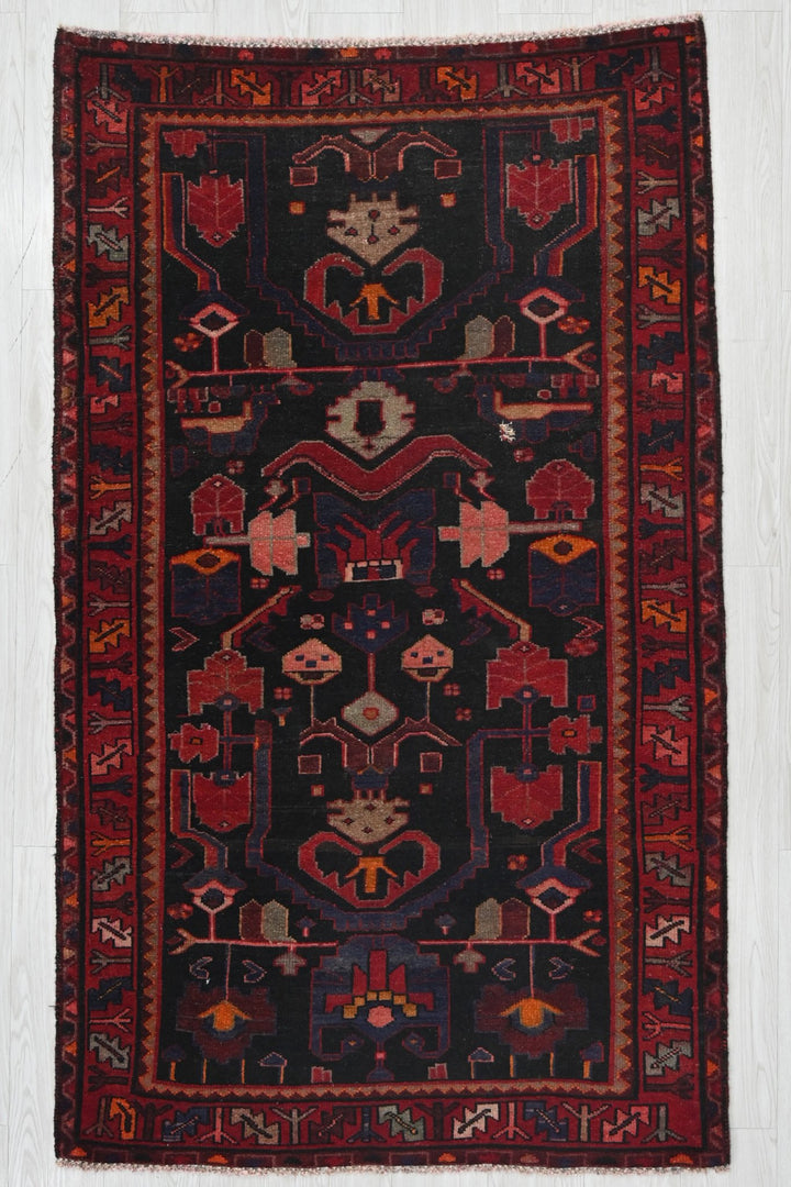 black Accent rug 3' 6" x 6' 0"