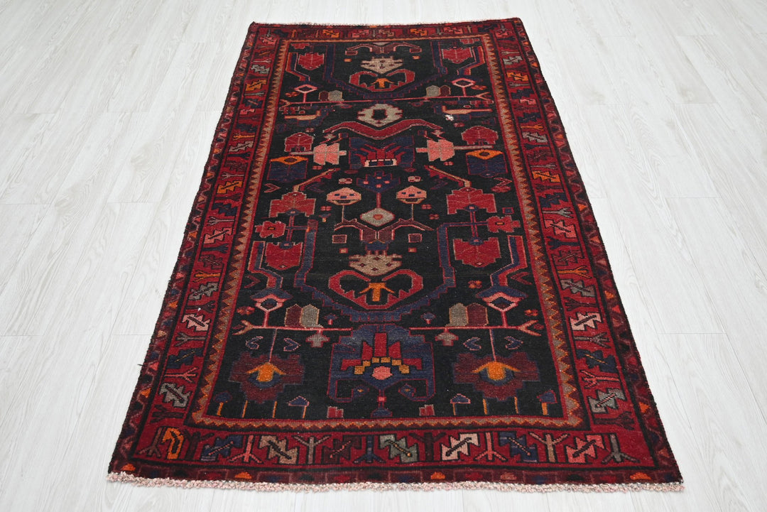 black Accent rug 3' 6" x 6' 0"