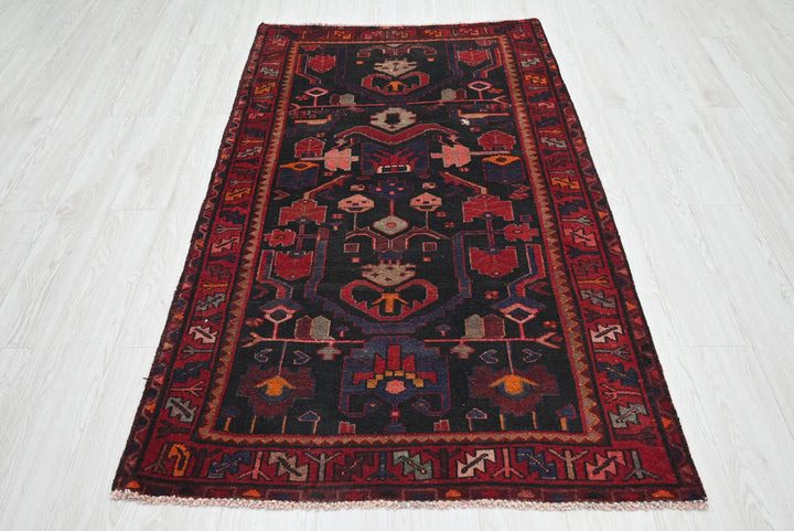 black Accent rug 3' 6" x 6' 0"