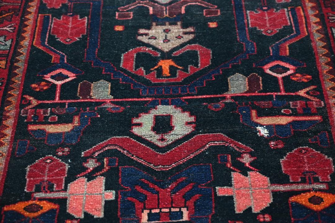 black Accent rug 3' 6" x 6' 0"