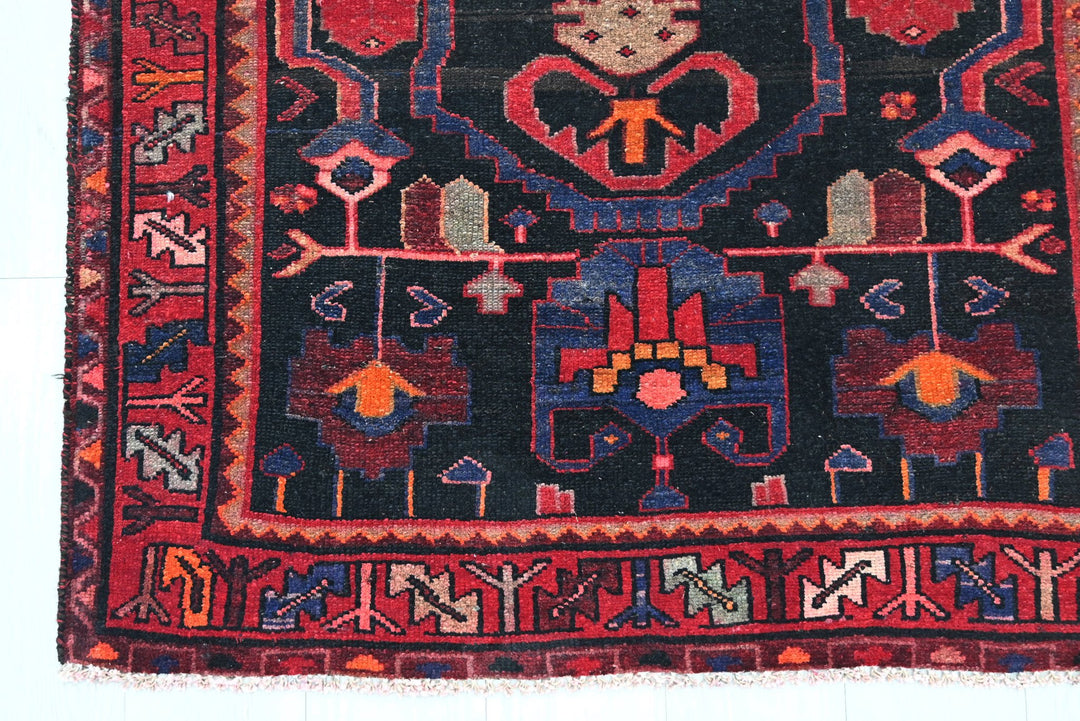 black Accent rug 3' 6" x 6' 0"