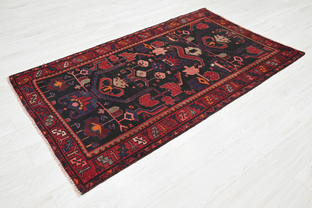 black Accent rug 3' 6" x 6' 0"