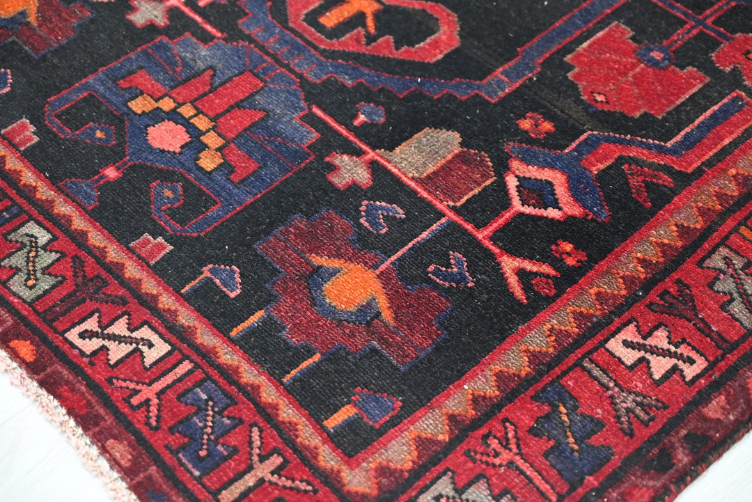 black Accent rug 3' 6" x 6' 0"