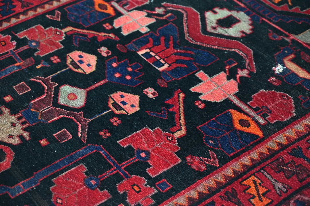 black Accent rug 3' 6" x 6' 0"