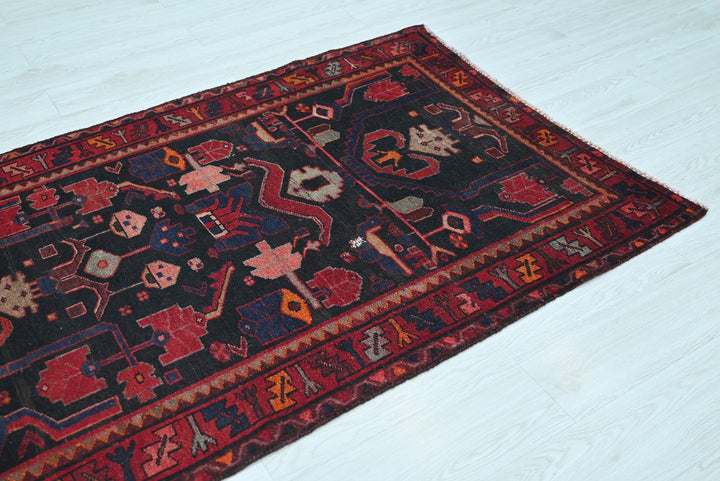 black Accent rug 3' 6" x 6' 0"
