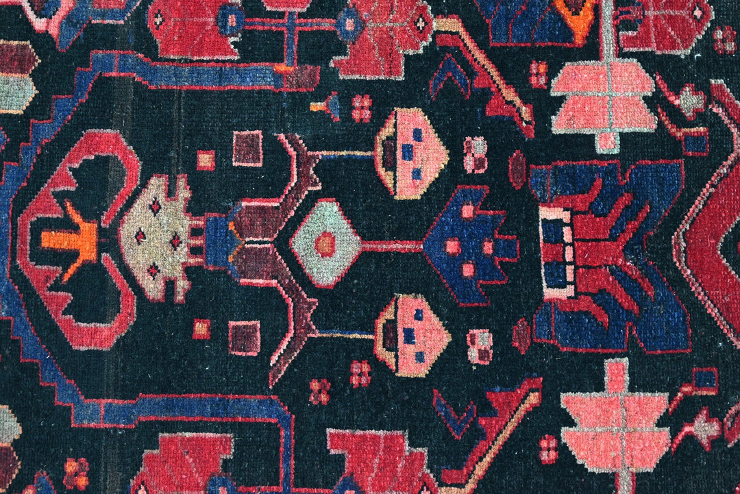 black Accent rug 3' 6" x 6' 0"