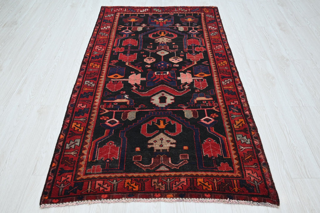 black Accent rug 3' 6" x 6' 0"