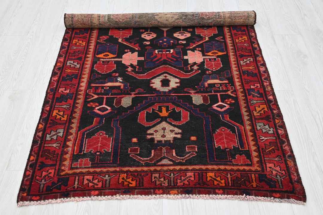 black Accent rug 3' 6" x 6' 0"