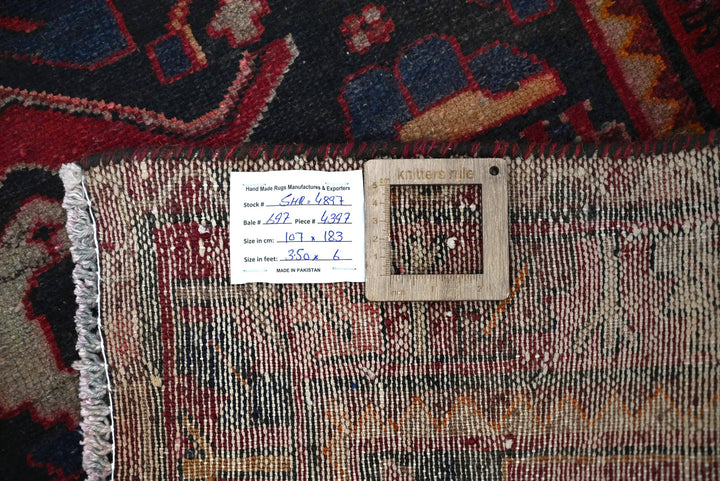 black Accent rug 3' 6" x 6' 0"