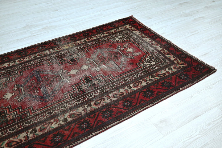 red Medium rug 4' 1" x 8' 1"