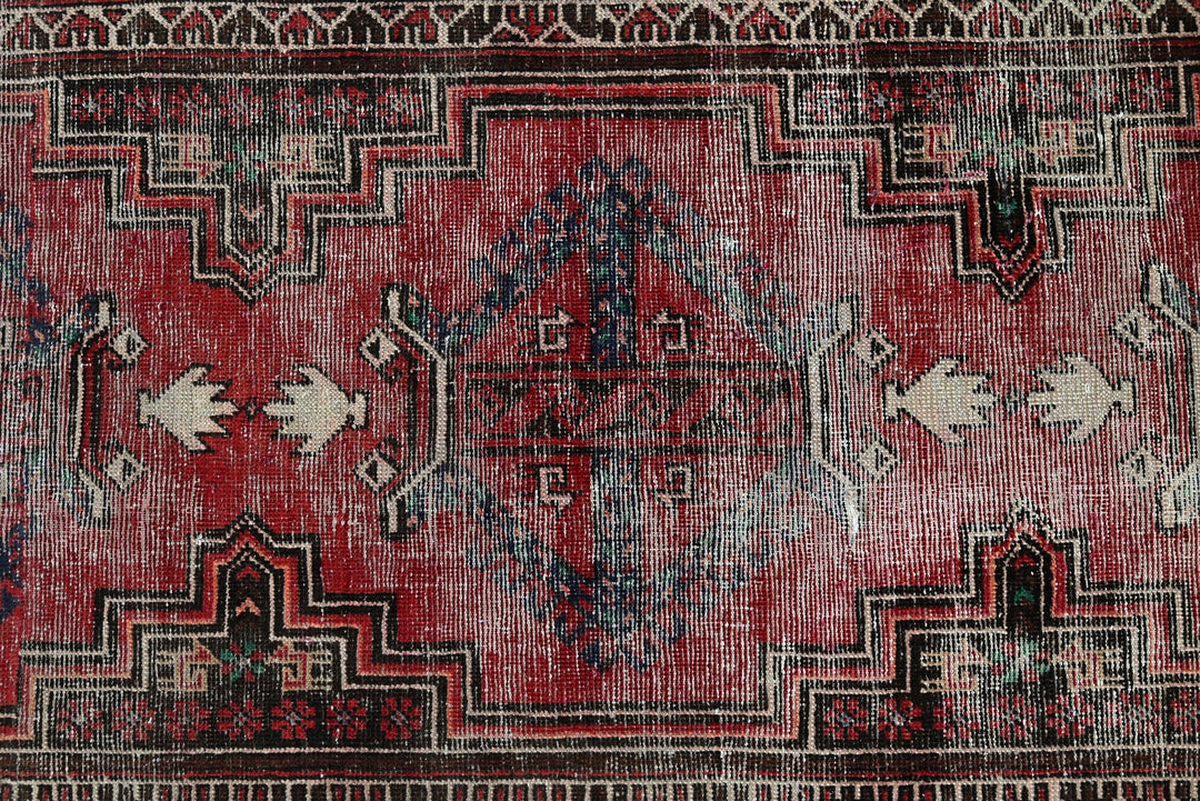 red Medium rug 4' 1" x 8' 1"