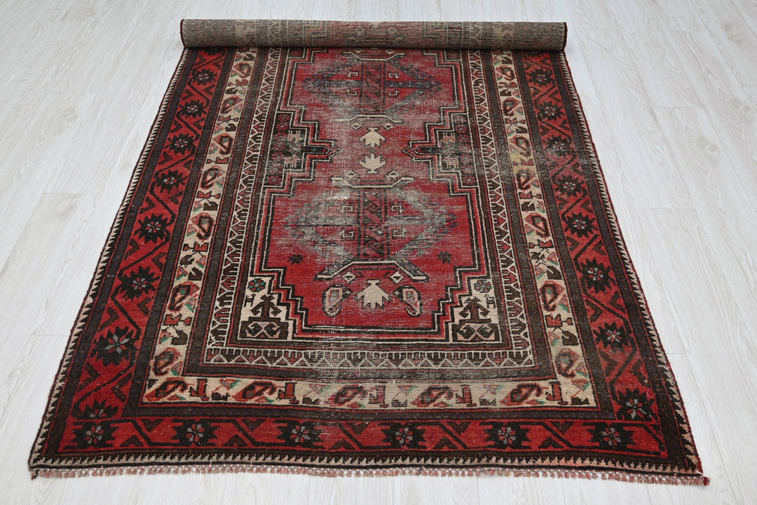 red Medium rug 4' 1" x 8' 1"