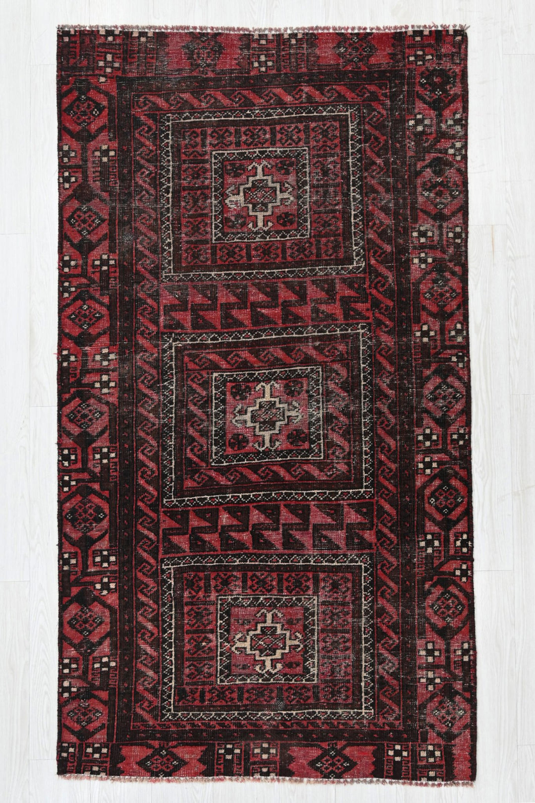 red Accent rug 3' 5" x 6' 5"