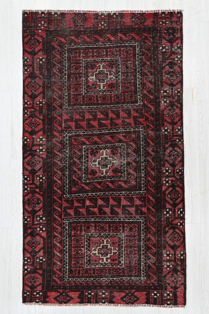 red Accent rug 3' 5" x 6' 5"
