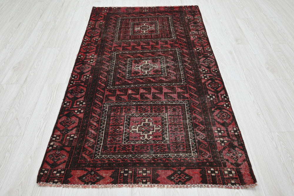 red Accent rug 3' 5" x 6' 5"
