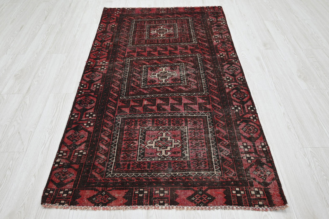 red Accent rug 3' 5" x 6' 5"