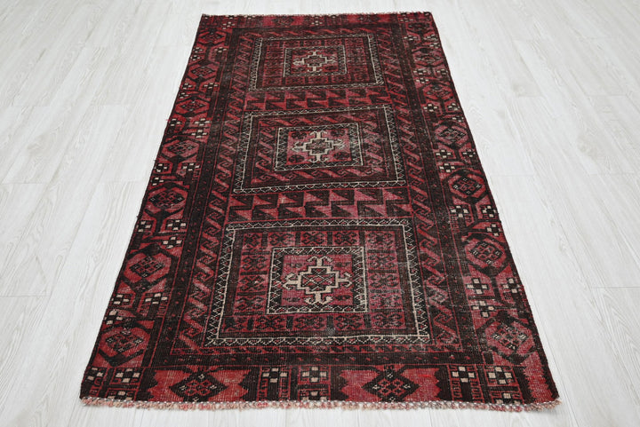 red Accent rug 3' 5" x 6' 5"
