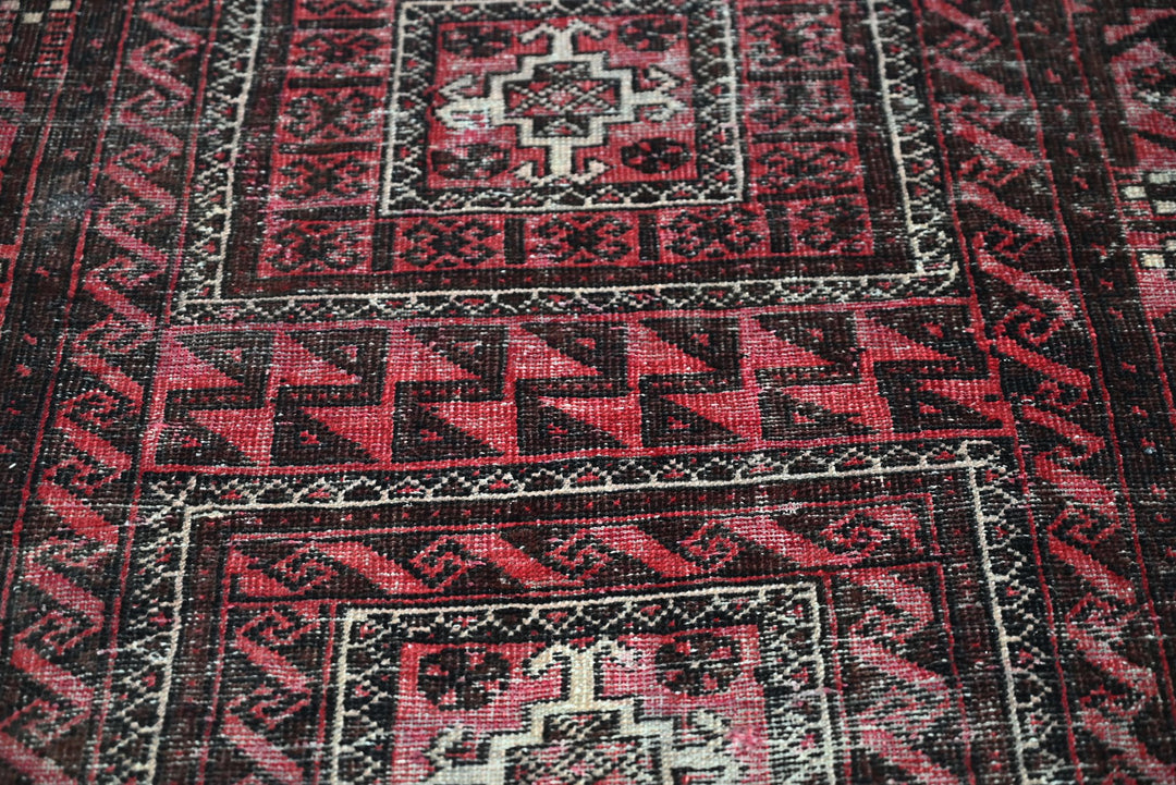 red Accent rug 3' 5" x 6' 5"