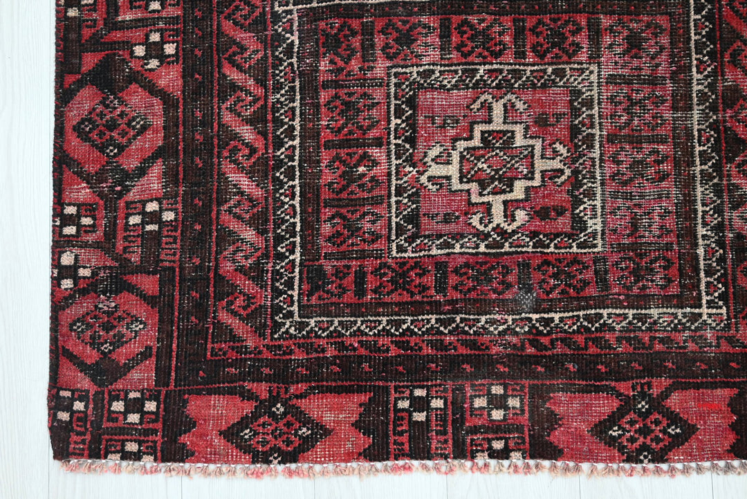 red Accent rug 3' 5" x 6' 5"