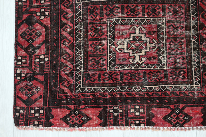 red Accent rug 3' 5" x 6' 5"