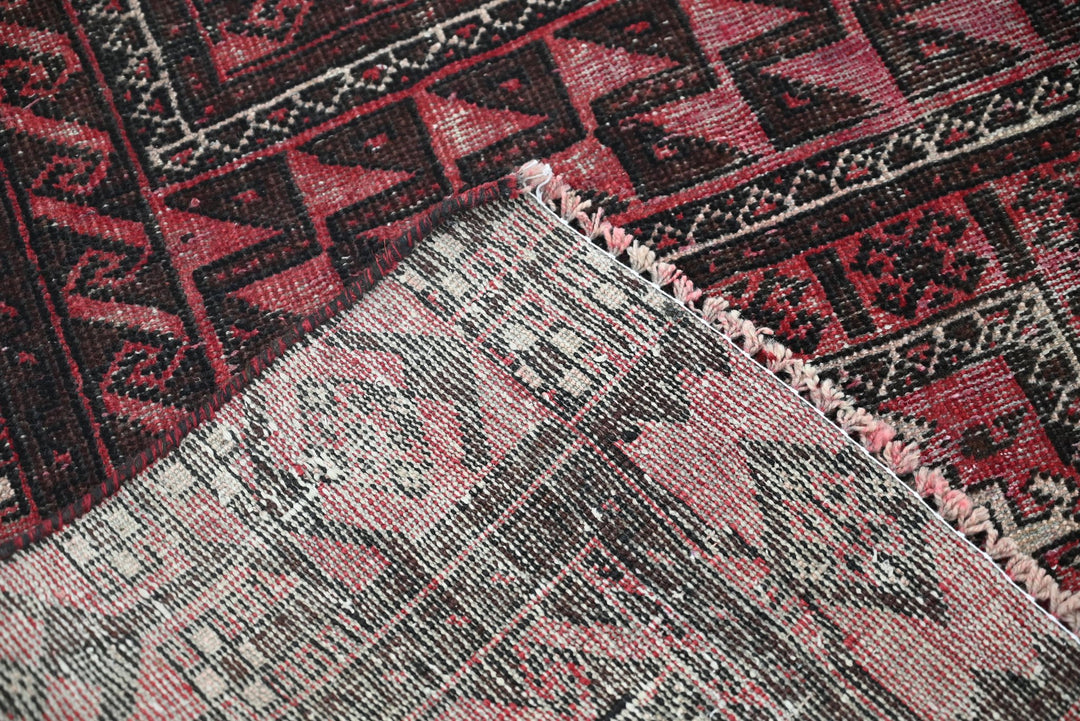 red Accent rug 3' 5" x 6' 5"