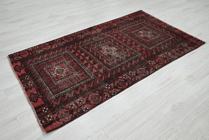 red Accent rug 3' 5" x 6' 5"