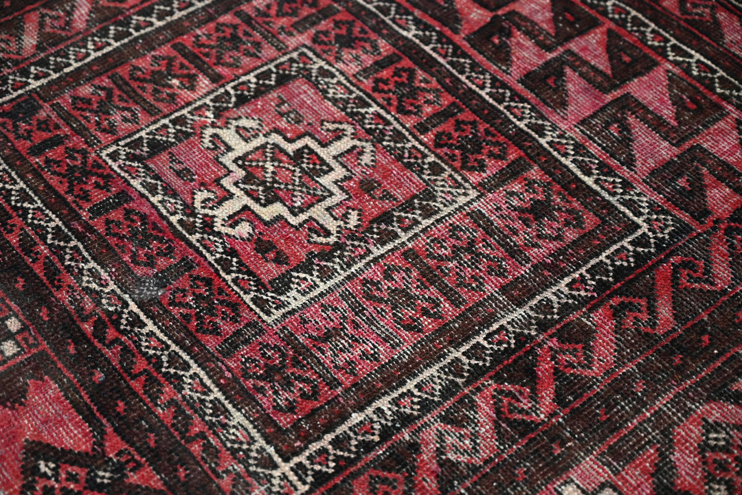 red Accent rug 3' 5" x 6' 5"