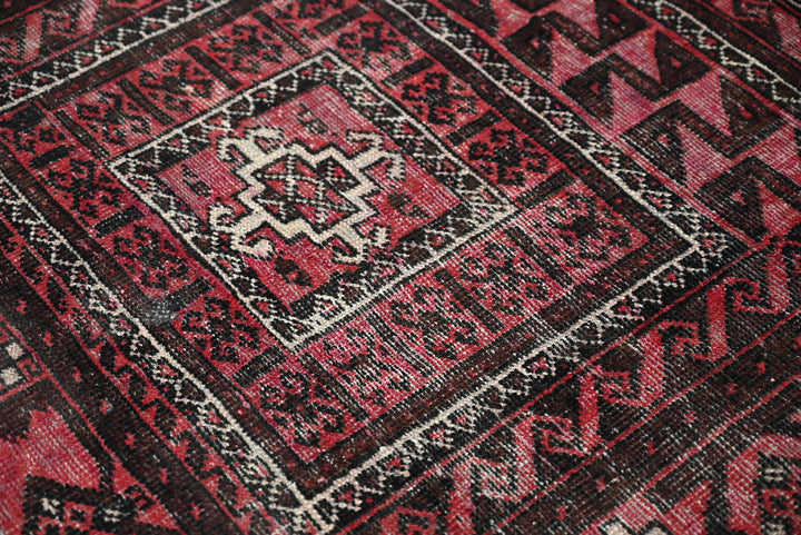 red Accent rug 3' 5" x 6' 5"
