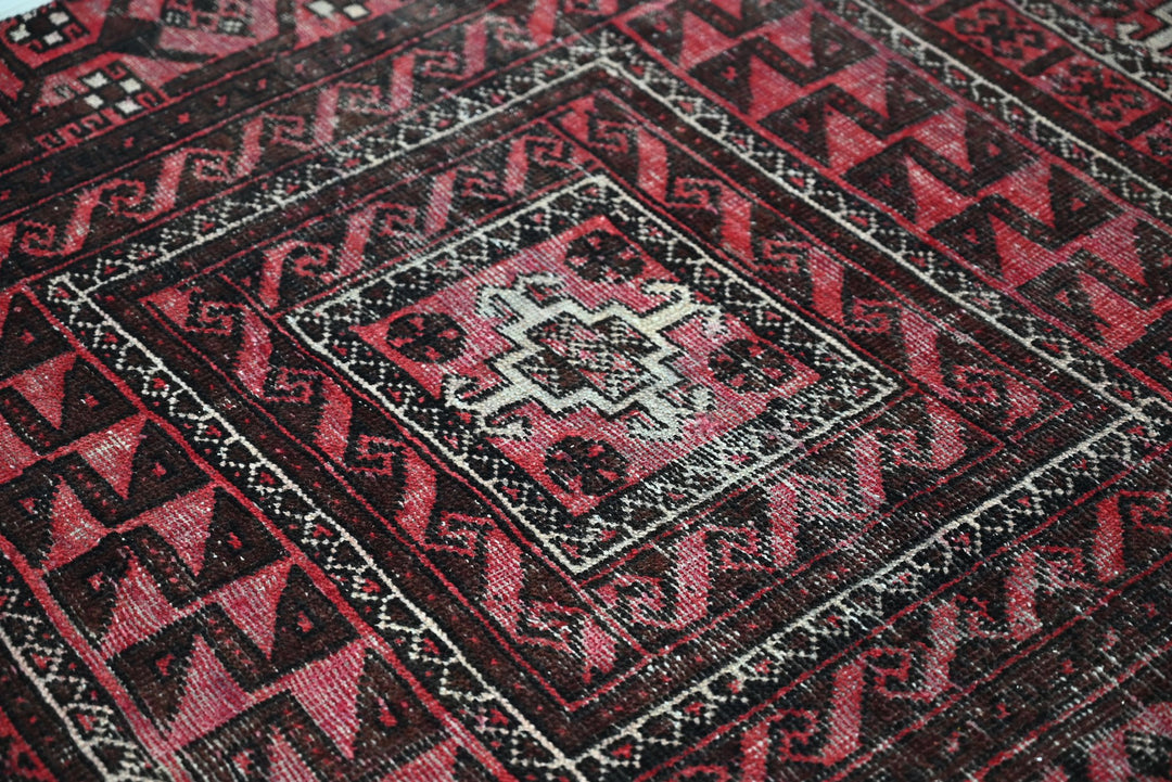 red Accent rug 3' 5" x 6' 5"
