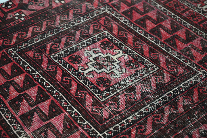 red Accent rug 3' 5" x 6' 5"